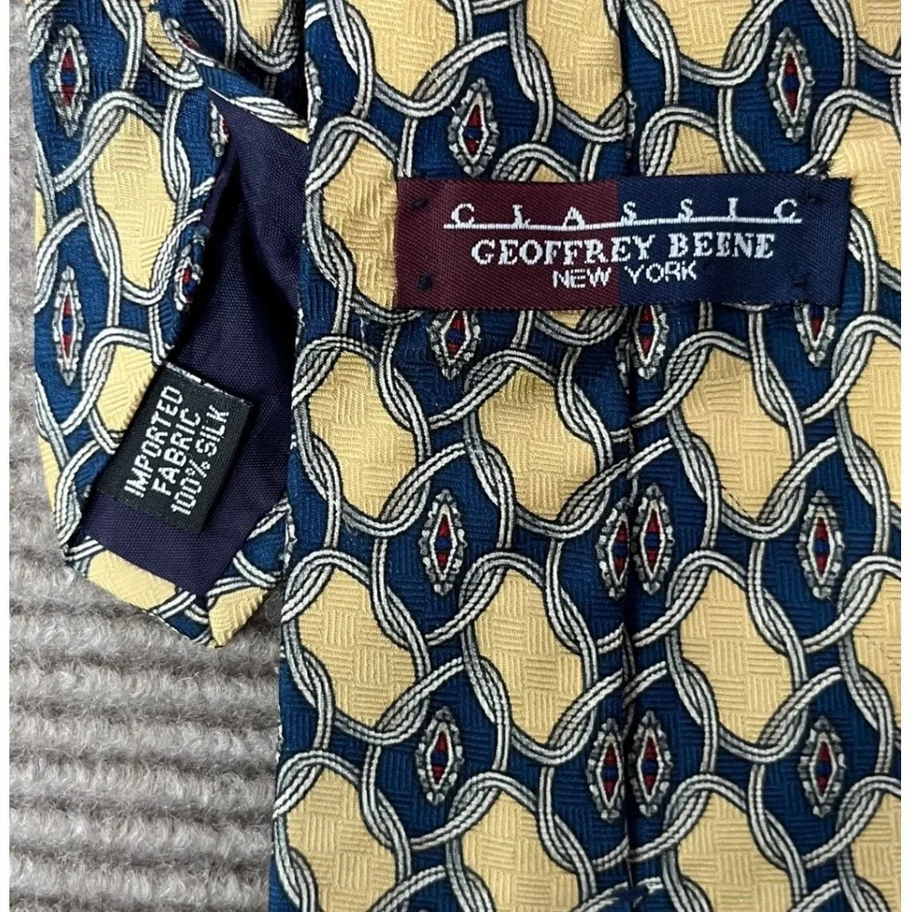 Geoffrey Beene‎ Mens Silk Necktie Yellow Navy Blue Geometric Chain Link Pattern